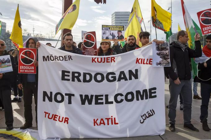 Kurdische Demonstranten halten Schilder und Transparente auf, mit denen sie gegen den türkischen Präsidenten Recep Tayyip Erdogan protestieren, auf der Genfer «Place des Nations» während dem UNHCR-Flüchtlingsforum. Erdgan Flüchtlingsforum Demonstration