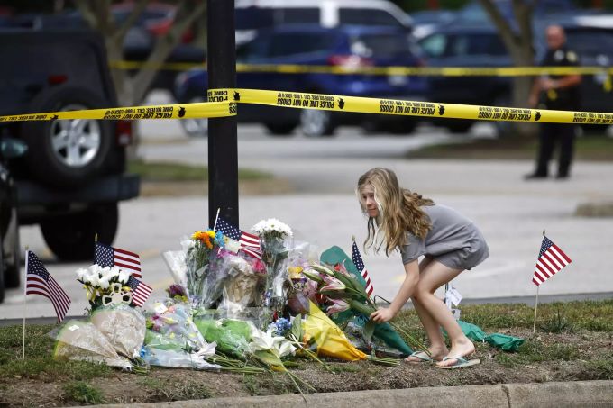 Ein Mädchen legt Blumen am Tatort in Virginia Beach nieder. Virginia Beach Shooting