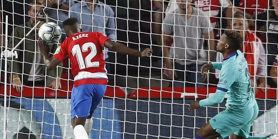 Ramon Azzez (r) erzielt das 1:0 für den FC Granada im Spiel gegen den FC Barcelona. Foto: Miguel Morenatti/AP