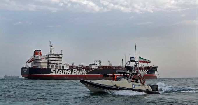 Der britische Öltanker «Stena Impero» wird von einem Schnellboot der iranischen Revolutionsgarde umkreist. stena impero