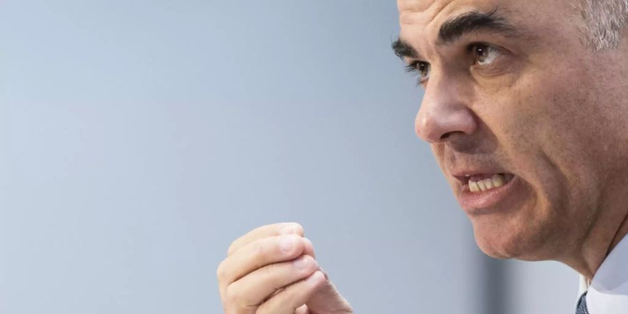 Gesundheitsminister Alain Berset zeigt sich erfreut über den moderaten Anstieg um 0,2 Prozent bei den Krankenkassenprämien. Allerdings dürften die Anstrengungen zur Reduktion der Gesundheitskosten nicht nachlassen.