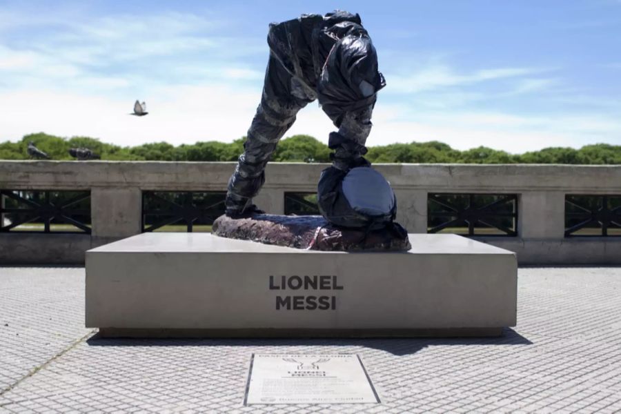 Die demolierte Statue von Lionel Messi in Buenos Aires.