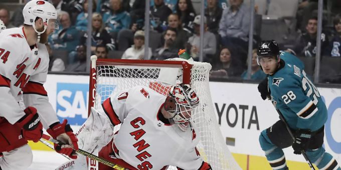 Timo Meier (28) konnte Hurricanes-Goalie James Reimer nicht überwinden, ging aber als Sieger vom Feld. Timo Meier