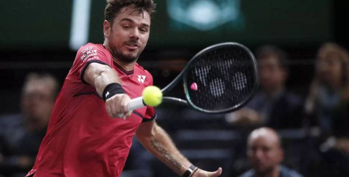 Stan Wawrinka schlägt eine Rückhand gegen Rafael Nadal. Stan Wawrinka