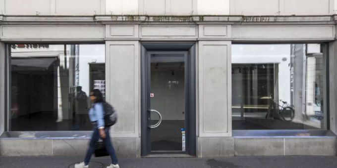 Eine Person vor einem leerstehenden Geschaeft in der Altstadt Luzern. ladensteren