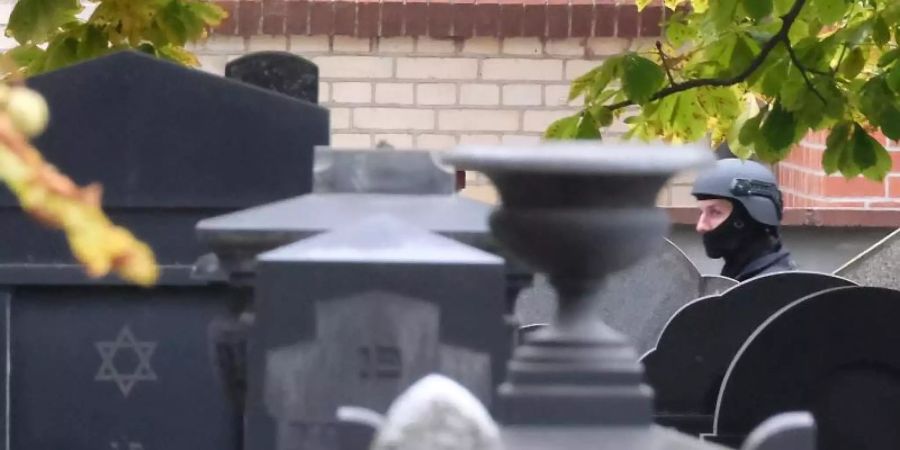 Paris Theilers Grabstein für ihren Vater war jedoch 50cm zu klein. (Symbolbild)