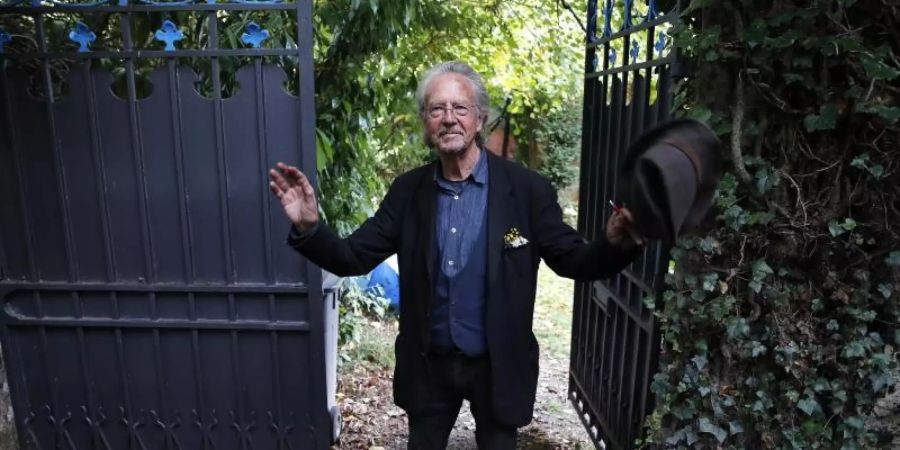 Peter Handke bei seinem Haus in Chaville. Foto: Francois Mori/AP/dpa