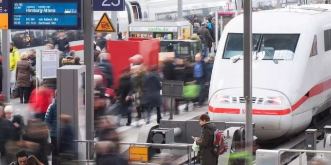 Reisende gehen am Münchner Hauptbahnhof über eine Plattform. Foto: Tobias Hase/dpa Reisende gehen am Münchner Hauptbahnhof über eine Plattform. Foto: Tobias Hase/dpa