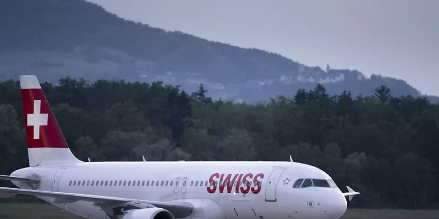 Die Fluggesellschaft Swiss hat in den ersten neun Monaten höhere Treibstoffkosten und den Preiskampf zu spüren bekommen. Der Betriebsgewinn (EBIT) sank um 11 Prozent auf 490 Millionen Franken. (Archiv)