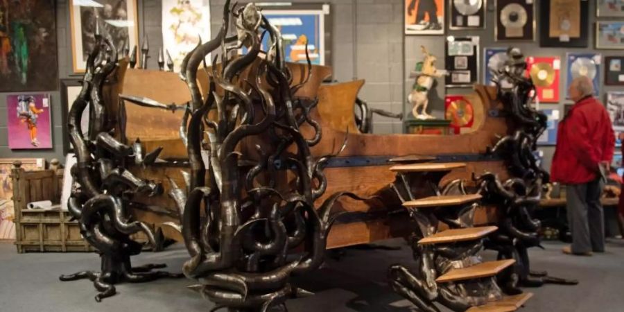 Das Bett von Keith Flint - eine Sonderanfertigung aus Holz und Metall. Foto: Joe Giddens/PA Wire/dpa