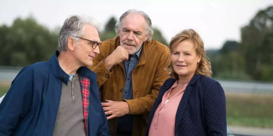 Walter Sittler (l-r), Christian Kohlund und Suzanne von Borsody in der Komödie «Der Liebhaber meiner Frau». Foto: Thorsten Jander/ARD Degeto/dpa