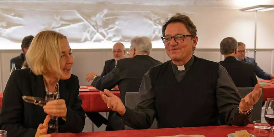 Bischof Felix Gmür beim traditionellen Jass mit der Solothurner Regierung. Den Sieg trug die Regierung davon, der Susanne Schaffner (links) angehört.