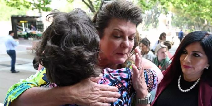 Julie Davis umarmt eine weitere Betroffene vor dem Gerichtsgebäude. Mehr als 1300 Frauen haben in Australien eine Sammelklage gegen den US-Pharmakonzern Johnson & Johnson wegen Gesundheitsstörungen infolge fehlerhafter Scheiden-Implantate gewonnen. Foto: Joel Carrett/AAP/dpa Julie Davis umarmt eine weitere Betroffene vor dem Gerichtsgebäude. Mehr als 1300 Frauen haben in Australien eine Sammelklage gegen den US-Pharmakonzern Johnson & Johnson wegen Gesundheitsstörungen infolge fehlerhafter Scheiden-Implantate gewonnen. Foto: Joel Carrett/AAP/dpa