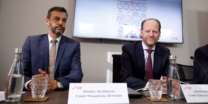 CFO der Schweizer Börse SIX, Daniel Schmucki (l), und der CEO, Jos Dijsselhof (r) auf einer Pressekonferenz nach dem Übernahmeangebot in Madrid. Bolsas y Mercados Españoles (BME)
