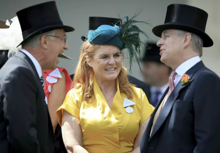 Sarah Ferguson (Mitte) und Prinz Andrew (r.) bei einem gemeinsamen Auftritt.