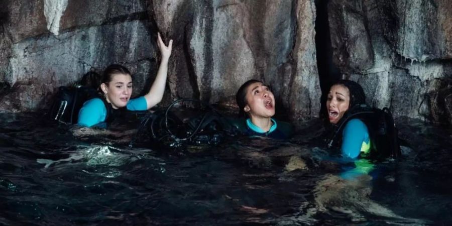 Mia (Sophie Nélisse), Alexa (Brianne Tju) und Sasha (Corinne Foxx) sitzen in einer Höhle fest. . Foto: -/Concorde Filmverleih GmbH/dpa