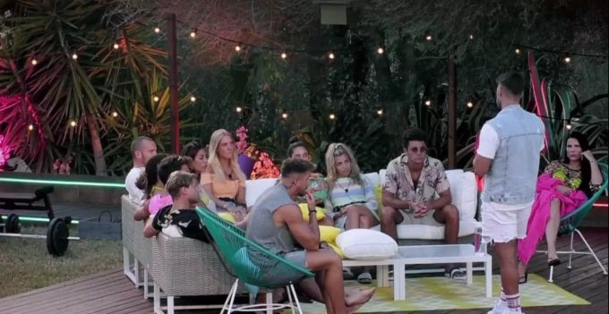 Aleks macht Dijana eine klare Ansage vor allen Kandidaten bei «Love Island». Love Island