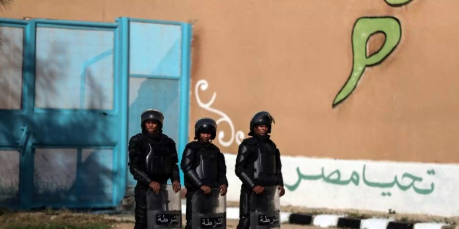 Polizisten vor einem Gefängnis im ägyptischen Alexandria