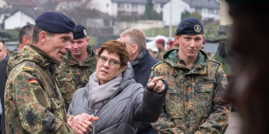 AKK bei Bundeswehr in Saarlouis