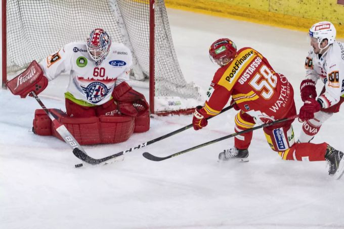 Biels Anton Gustafsson vom EHC Biel, Mitte, versucht sich gegen Rapperswils Goalie Melvin Nyffeler, links, und Danny Kristo durchzusetzen. EHC Biel