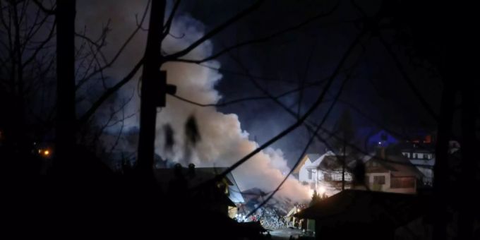 Bei einer Explosion in einem polnischen Skiort kommen fünf Menschen ums Leben. polen