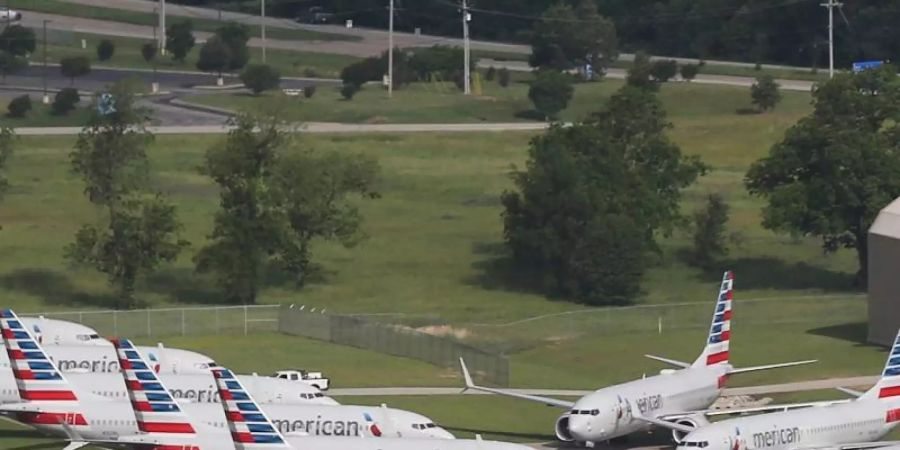 Flugzeuge der Fluggesellschaft American Airlines vom Typ Boeing 737 Max stehen am Internationalen Flughafen Tulsa in den USA. Foto: Tom Gilbert/Tulsa World/dpa