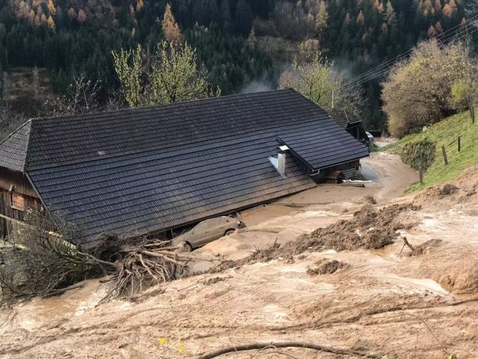 Ein Haus in Österreich wurde von einem Erdrutsch getroffen. Österreich