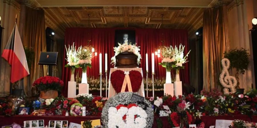 Fans haben Blumen, Fotos und Botschaften vor dem Sarg niedergelegt. Foto: Roman Vondrou/CTK/dpa