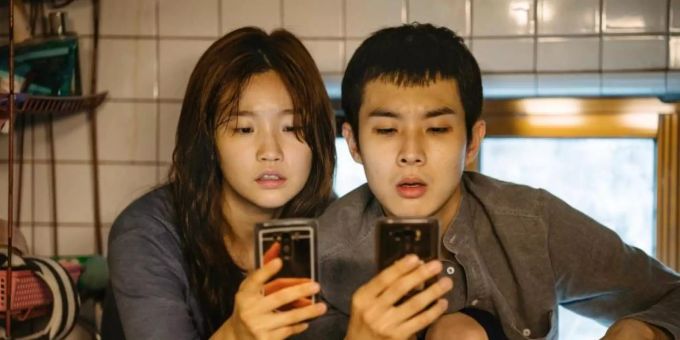 Der südkoreanische Film «Parasite» gewinnt an den Academy Awards. Ki-jung (Park So Dam, l) und Ki-woo (Choi Woo Shik) arbeiten für die reiche Familie Park. parasite academy awards
