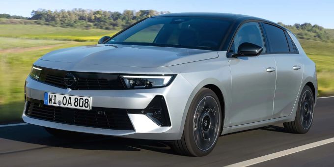 Grüne Wiesen: Der Opel Astra Hybrid soll durch seinen extrem sparsamen Antrieb überzeugen 2024 Opel Astra Hybrid
