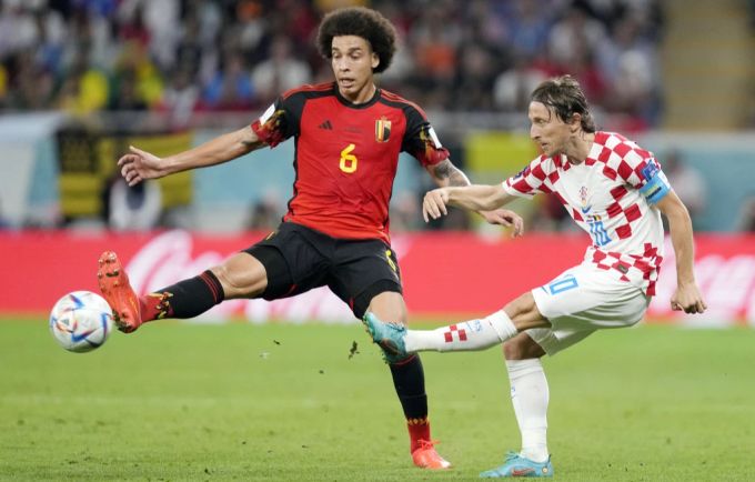 Belgiens Witsel im Duell mit Modric von Kroatien bei der WM 2022. WM 2022