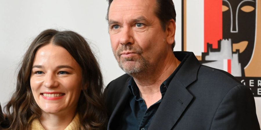 Valerie Pachner (l), Buhlschaft-Darstellerin  und Michael Maertens, Jedermann-Darsteller  stehen zusammen bei einem Pressetermin zur Vorstellung der Darsteller der «Jedermann»-Aufführung bei den Salzburger Festspielen 2023.