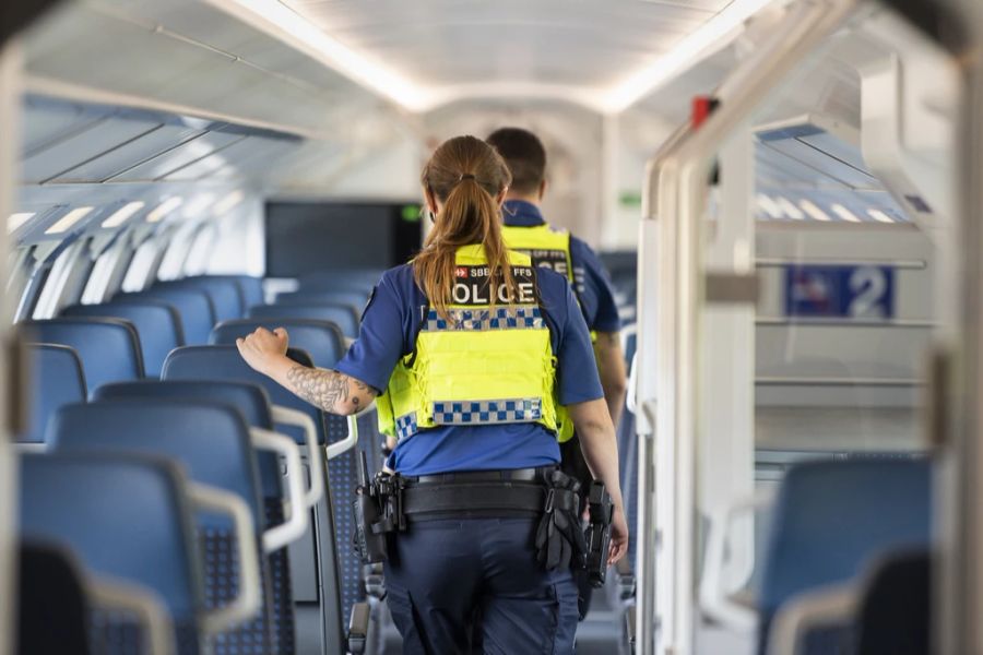 Laut der Bahnpolizei der SBB würden dreiste Diebe zwischen den Sitzen hindurch in die Taschen greifen.