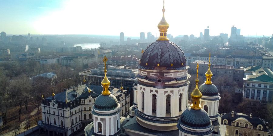 Die beschädigte Kuppel einer orthodoxen Kirche Donezk.