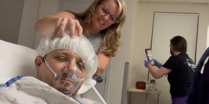 Von Intensivstation - Verunglückter Jeremy Renner scherzt in Video
