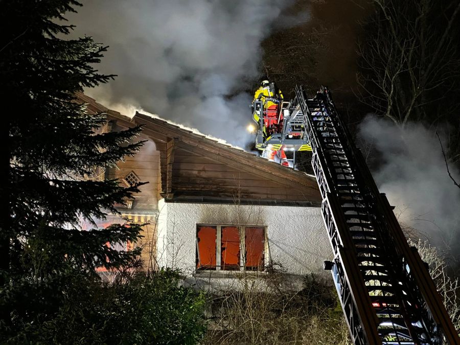 Die Löscharbeiten dürften mehrere Stunden dauern.