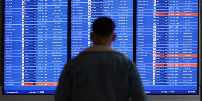 Ein Reisender schaut in den USA auf die verspäteten und ausgefallenen Flüge. Canceled Flights-Advice