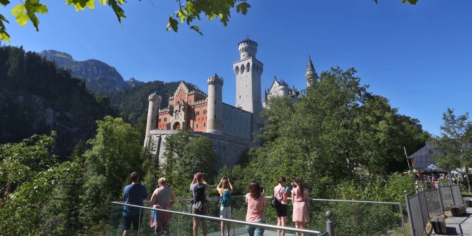 Touristen vor dem Schloss Neuschwanstein. Neuschwanstein