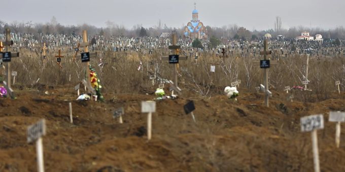 Gräber mit nicht identifizierten Leichen von Menschen, die während schwerer Kämpfe getötet wurden, sind auf dem Friedhof ausserhalb von Mariupol in der von Russland kontrollierten Region Donezk im Osten der Ukraine zu sehen. Foto: Alexei Alexandrov/AP/dpa Gräber mit nicht identifizierten Leichen von Menschen, die während schwerer Kämpfe getötet wurden, sind auf dem Friedhof ausserhalb von Mariupol in der von Russland kontrollierten Region Donezk im Osten der Ukraine zu sehen. Foto: Alexei Alexandrov/AP/dpa