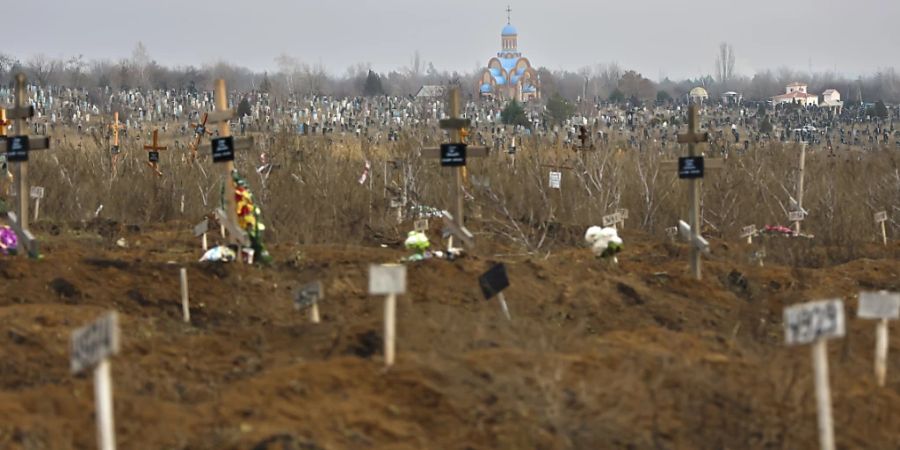 Gräber mit nicht identifizierten Leichen von Menschen, die während schwerer Kämpfe getötet wurden, sind auf dem Friedhof ausserhalb von Mariupol in der von Russland kontrollierten Region Donezk im Osten der Ukraine zu sehen. Foto: Alexei Alexandrov/AP/dpa