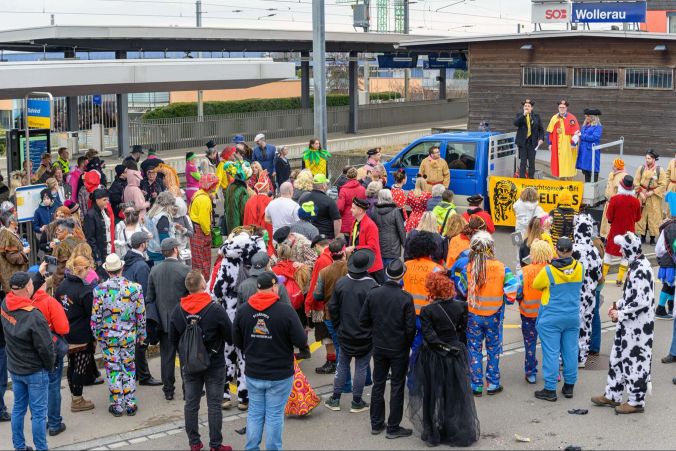 44. Höfner Narrenfahrt beginnt am Bahnhof Wollerau.