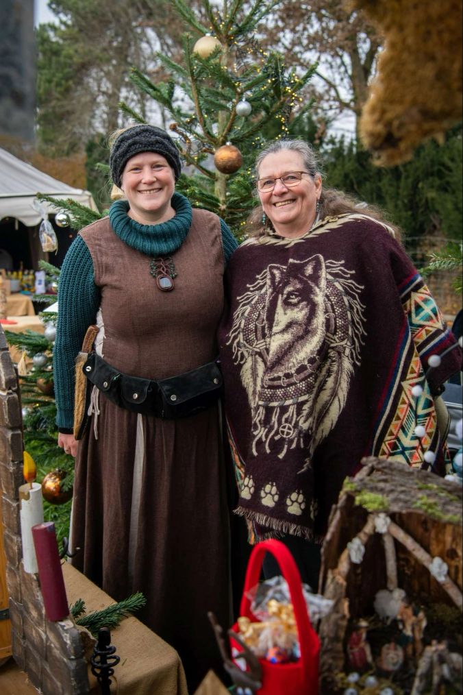 Elisabeth und Rebecca Spenden jedes Jahr den Erlös ihres Verkaufs an Krebskranke.