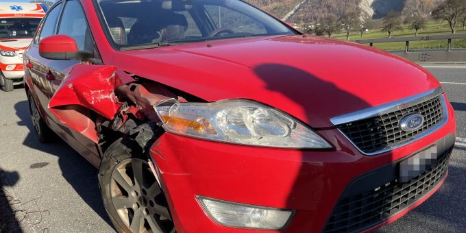Schaden am Auto nach Unfall auf A13 in Trimmis Schaden am Auto nach Unfall auf A13 in Trimmis