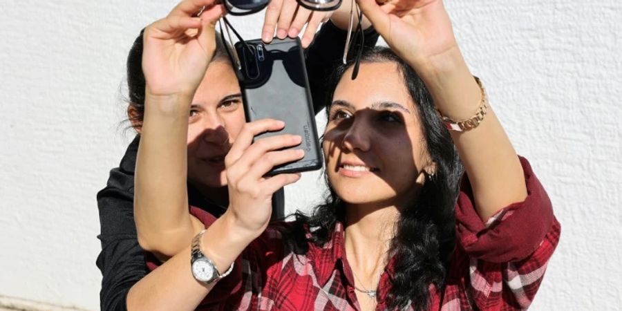 Frauen mit Smartphone