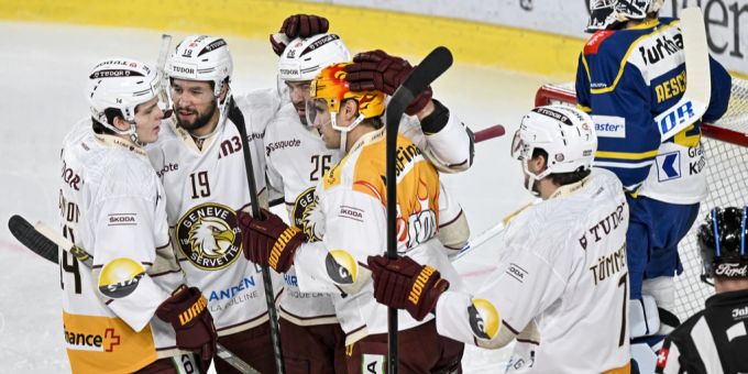 Jubel bei den Genfer nach dem Treffer zum 1:0 gegen den HC Davos. National League