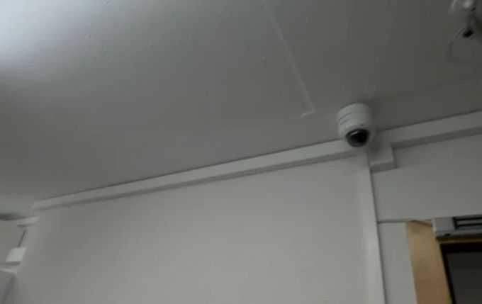 Überwachungskameras sollen die Sicherheit im Laden von Cerniat FR garantieren. Cerniat FR