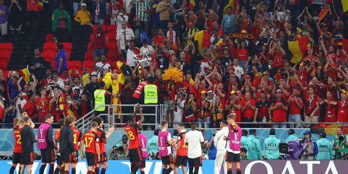 Belgiens Fussballer feiern nach dem Spiel mit den Fans. Belgiens Fussballer feiern nach dem Spiel mit den Fans.