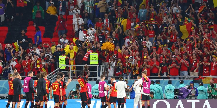 Belgiens Fussballer feiern nach dem Spiel mit den Fans.