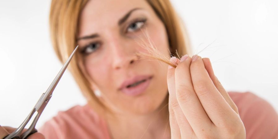 Nicht voreilig abschneiden: Derzeit kursieren auf Social-Media-Plattformen Fake-Anzeigen, die Geld gegen eine Haarspende versprechen.