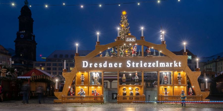 Der Dresdner Striezelmarkt ist wegen eines Polizeieinsatzes gesperrt. (Archivbild)